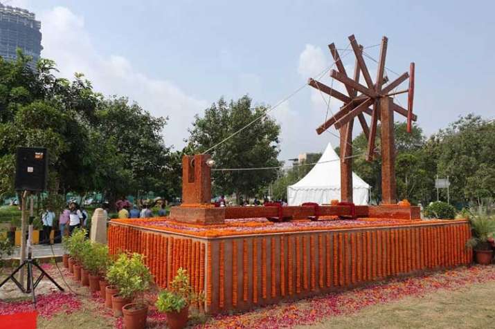India's largest 'charkha' made of waste plastic... India's largest 'charkha' made of waste plastic...- India TV