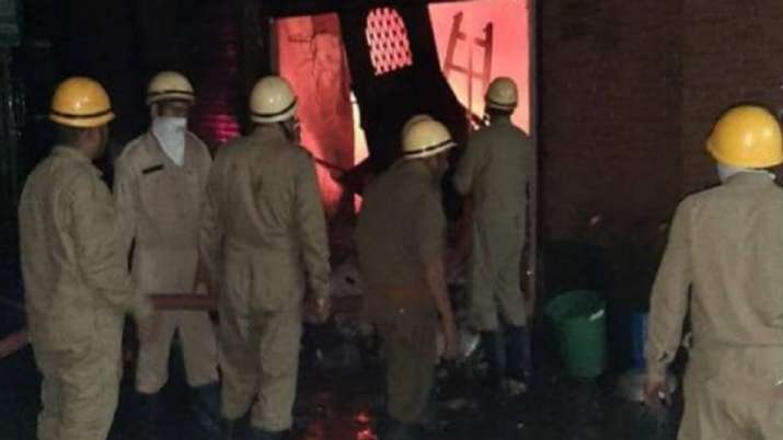 Fire breaks out in tent house in Darya ganj of Delhi Fire breaks out in tent house in Darya ganj of Delhi- India TV