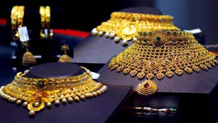 Gold gains Rs 145 on weaker rupee Gold gains Rs 145 on weaker rupee- India TV Paisa