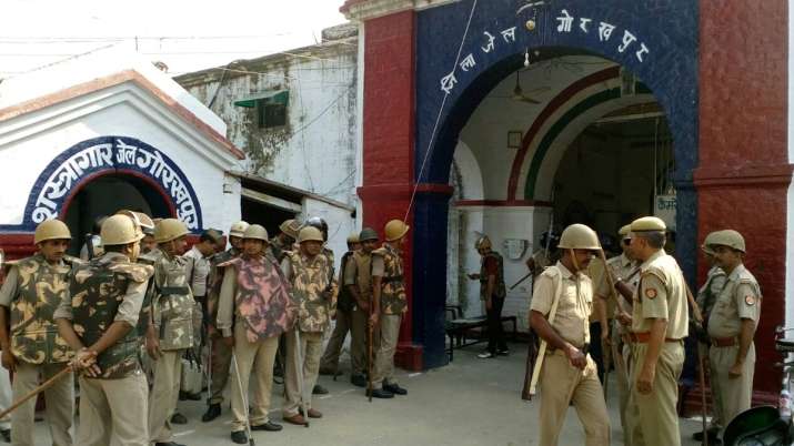 गोरखपुर जेल में कैदियों का हंगामा, पुलिस पर पथराव, डिप्टी जेलर समेत कई को पीटा गोरखपुर जेल में कैदियों का हंगामा, पुलिस पर पथराव, डिप्टी जेलर समेत कई को पीटा- India TV