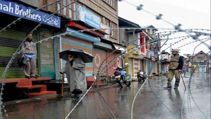 Kashmir businesses suffer Rs 10,000-crore hit Kashmir businesses suffer Rs 10,000-crore hit- India TV Paisa