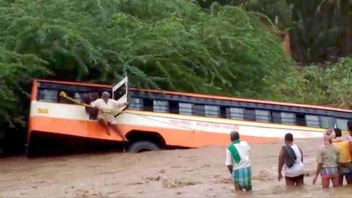 मध्य प्रदेश के रायसेन में बस नदी में गिरी, 7 की मौत और कई घायल मध्य प्रदेश के रायसेन में बस नदी में गिरी, 7 की मौत और कई घायल- India TV