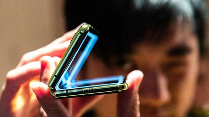 Motorola may launch foldable RAZR phone on November 13 Motorola may launch foldable RAZR phone on November 13- India TV Paisa