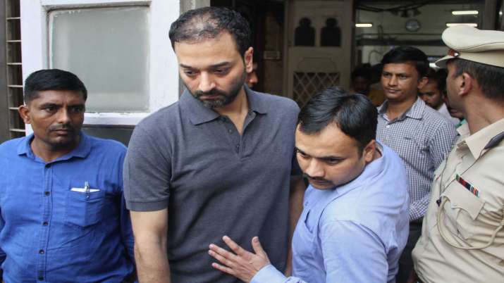 HDIL Managing Director Sarang Wadhawan being produced at Killa Court in relation to an alleged fraud HDIL Managing Director Sarang Wadhawan being produced at Killa Court in relation to an alleged fraud- India TV Paisa