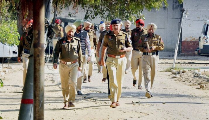 Punjab Police team attacked by villagers in Haryana Punjab Police team attacked by villagers in Haryana- India TV