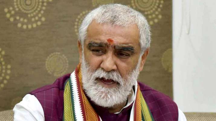 Ashwini choubey faces ink attack at Patna Medical College and Hospital Ashwini choubey faces ink attack at Patna Medical College and Hospital- India TV