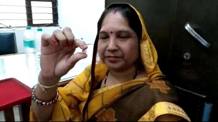 महिला को 7.87 कैरेट का... महिला को 7.87 कैरेट का...- India TV