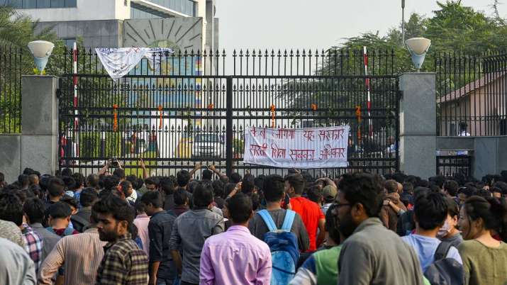 Jawaharlal Nehru University (JNU) students stage a... Jawaharlal Nehru University (JNU) students stage a...- India TV