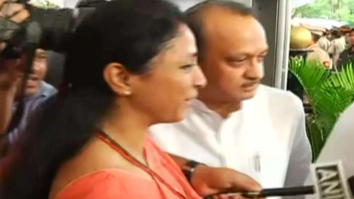 अजित पवार का एनसीपी नेता सुप्रिया सुले ने किया गले लगाकर स्वागत अजित पवार का एनसीपी नेता सुप्रिया सुले ने किया गले लगाकर स्वागत- India TV