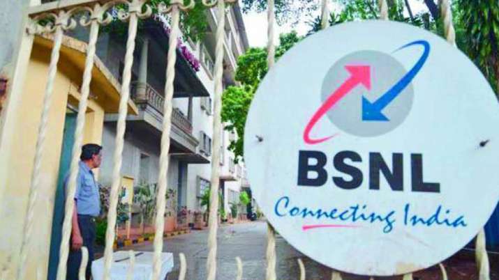 About 70000 BSNL employees opt for VRS in a week About 70000 BSNL employees opt for VRS in a week- India TV Paisa