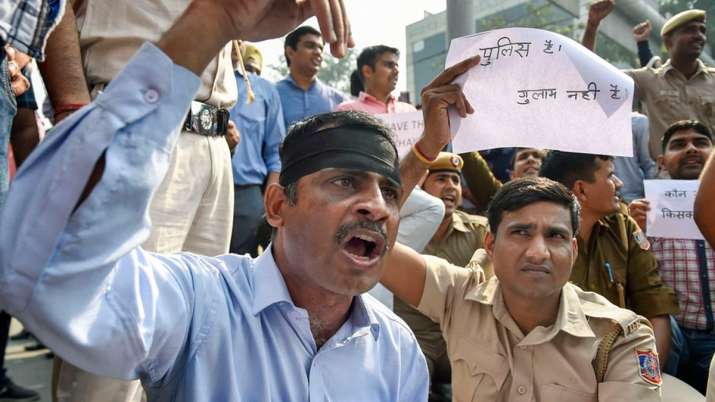 Tis Hazari clash, Tis Hazari clash Delhi High Court, Tis Hazari clash Police Lawyers, Tis Hazari Tis Hazari clash, Tis Hazari clash Delhi High Court, Tis Hazari clash Police Lawyers, Tis Hazari - India TV