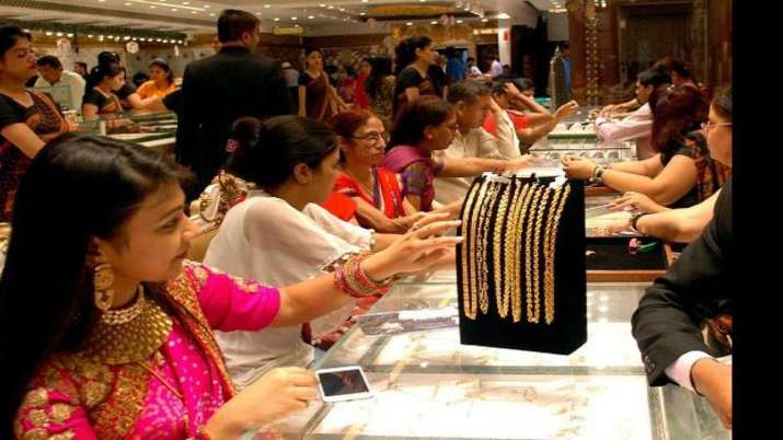 Gold prices fall Rs 101 on rupee appreciation, weak global cues Gold prices fall Rs 101 on rupee appreciation, weak global cues- India TV Paisa