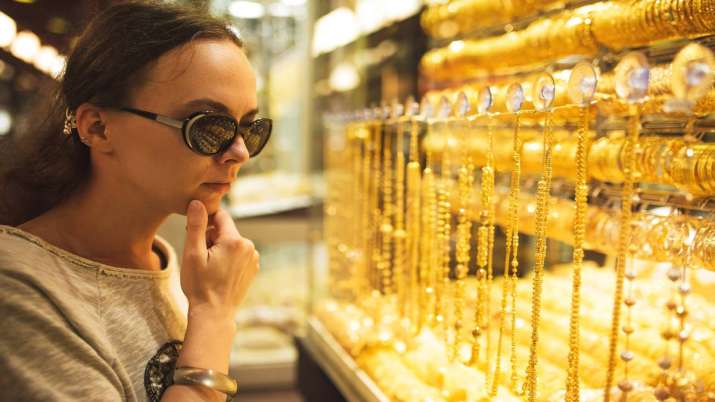 Gold declines Rs 166 on weak global trend Gold declines Rs 166 on weak global trend- India TV Paisa