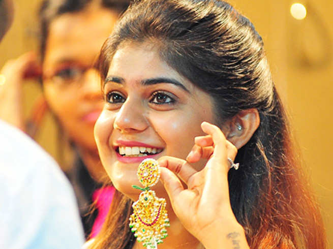 Gold prices up Rs 70 on rupee depreciation Gold prices up Rs 70 on rupee depreciation- India TV Paisa