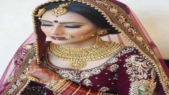 Gold slides by Rs 53, silver prices fall Rs 20 Gold slides by Rs 53, silver prices fall Rs 20 - India TV Paisa