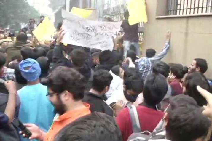 ABVP holds protest outside UGC against fee hike ABVP holds protest outside UGC against fee hike- India TV