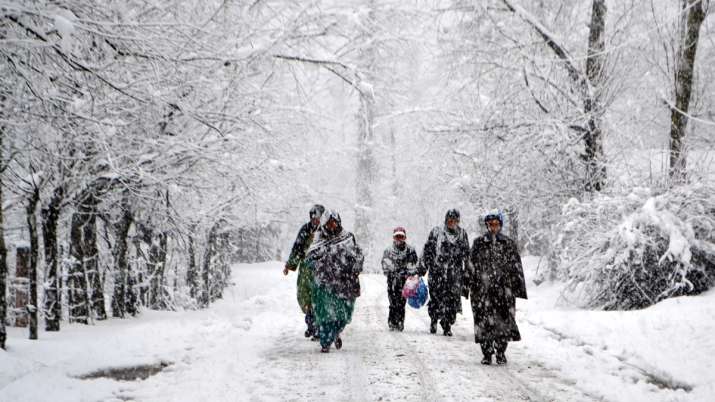 कश्मीर में सीज़न का पहली बर्फबारी के साथ सर्दियों का आगमन, सैलानियों की मस्ती कश्मीर में सीज़न का पहली बर्फबारी के साथ सर्दियों का आगमन, सैलानियों की मस्ती- India TV