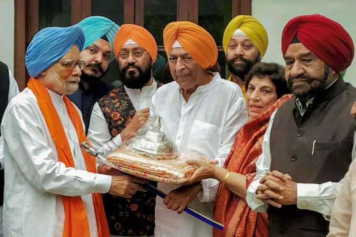 'Chhatra', 'rumala 'for Kartarpur Sahib handed over to... 'Chhatra', 'rumala 'for Kartarpur Sahib handed over to...- India TV