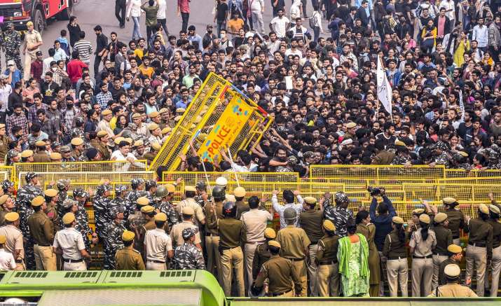 Jawaharlal Nehru University students clash with police... Jawaharlal Nehru University students clash with police...- India TV