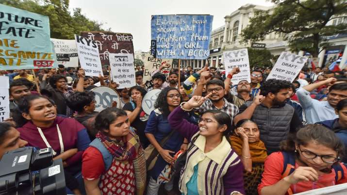 JNU students demonstrated in front of HRD minister JNU students demonstrated in front of HRD minister- India TV
