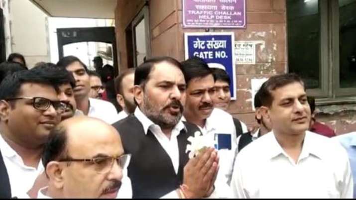 Lawyers distributes flowers to peoples in Saket Court complex Lawyers distributes flowers to peoples in Saket Court complex- India TV