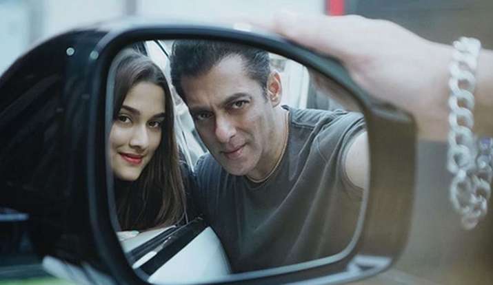 Salman khan , saiee manjerkar Salman khan , saiee manjerkar- India TV
