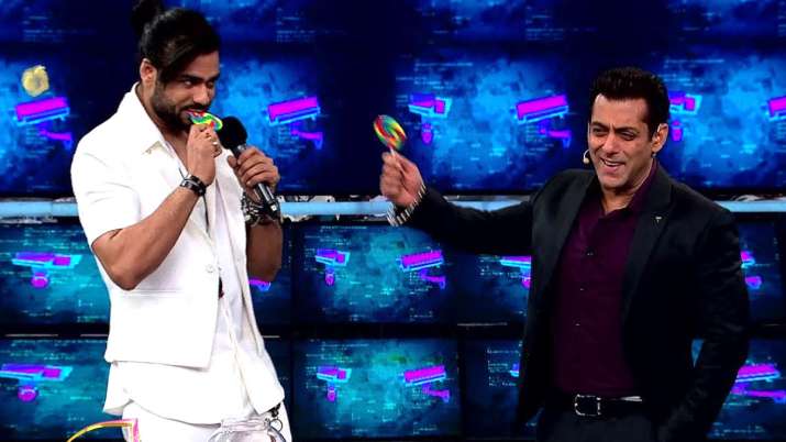 Bigg Boss 13 Weekend Ka Vaar: Vishal Aditya Singh with Salman Khan Bigg Boss 13 Weekend Ka Vaar: Vishal Aditya Singh with Salman Khan- India TV