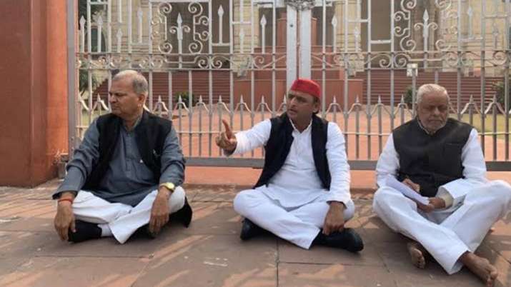 उन्नाव पीड़िता की मौत के बाद धरने पर बैठे अखिलेश, योगी सरकार को ठहराया जिम्मेदार उन्नाव पीड़िता की मौत के बाद धरने पर बैठे अखिलेश, योगी सरकार को ठहराया जिम्मेदार- India TV
