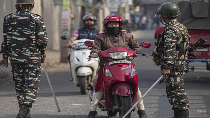 असम में पटरी पर लौट रही जिंदगी; बाज़ार में लौटी रौनक, सड़कों पर निकले लोग असम में पटरी पर लौट रही जिंदगी; बाज़ार में लौटी रौनक, सड़कों पर निकले लोग- India TV
