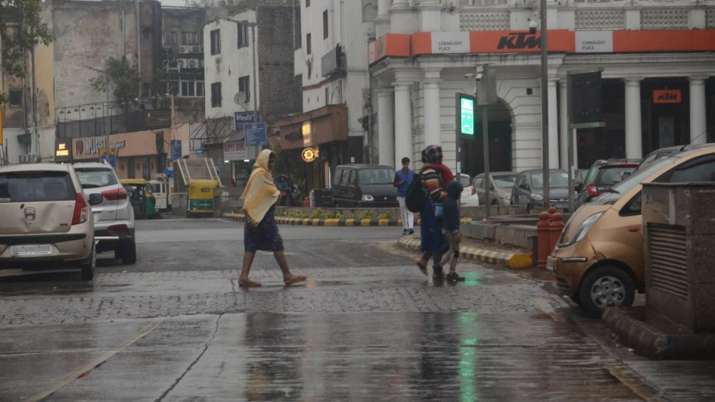 उत्तर भारत में बर्फबारी के बाद बढ़ी ठंड, दिल्ली में भी हुई बारिश उत्तर भारत में बर्फबारी के बाद बढ़ी ठंड, दिल्ली में भी हुई बारिश- India TV
