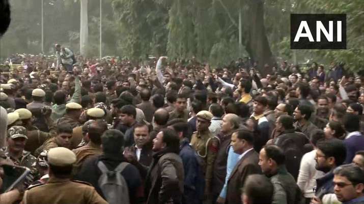 Protest of teachers at Delhi University, HRD Ministry... Protest of teachers at Delhi University, HRD Ministry...- India TV