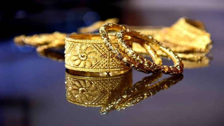 Gold falls marginally, silver rises Rs 52 Gold falls marginally, silver rises Rs 52- India TV Paisa