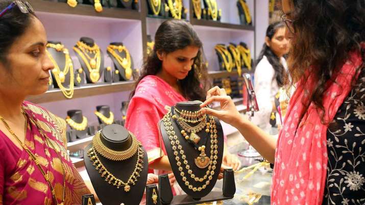Gold falls Rs 73, silver slides by Rs 89 Gold falls Rs 73, silver slides by Rs 89- India TV Paisa
