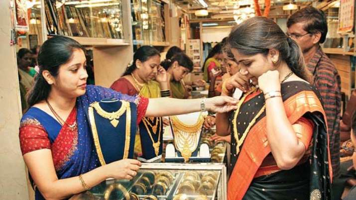 Gold tumbles Rs 232 on stronger rupee Gold tumbles Rs 232 on stronger rupee- India TV Paisa