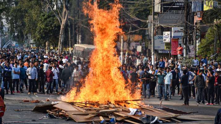 Protestor’s burn hoardings and other materials... Protestor’s burn hoardings and other materials...- India TV