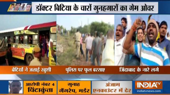 हैदराबाद के दरिंदों के एनकाउंटर के बाद लगे पुलिस जिंदाबाद के नारे, बरसाए गए फूल हैदराबाद के दरिंदों के एनकाउंटर के बाद लगे पुलिस जिंदाबाद के नारे, बरसाए गए फूल- India TV