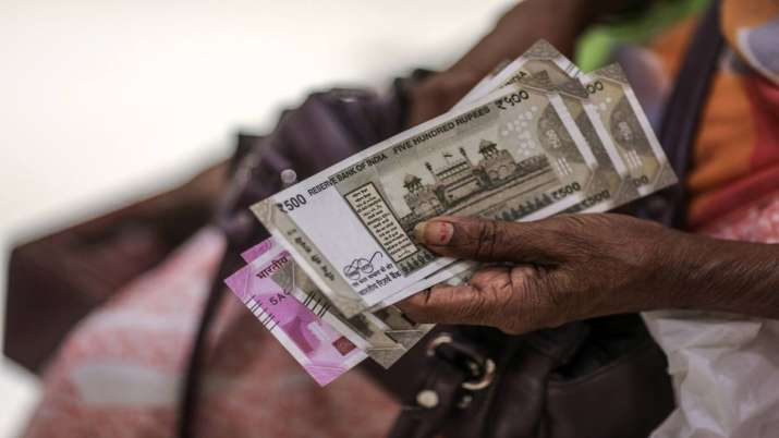 Rupee rises 12 paise to 1-month high of 70.92 against US dollar Rupee rises 12 paise to 1-month high of 70.92 against US dollar- India TV Paisa