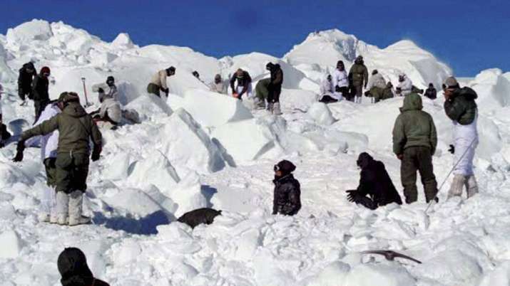 कश्मीर में बर्फीले तूफान का कहर, भारतीय सेना के 3 जवान लापता कश्मीर में बर्फीले तूफान का कहर, भारतीय सेना के 3 जवान लापता- India TV