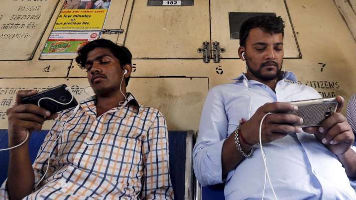 Trai moves to fix floor tariffs for mobile call, data Trai moves to fix floor tariffs for mobile call, data- India TV Paisa