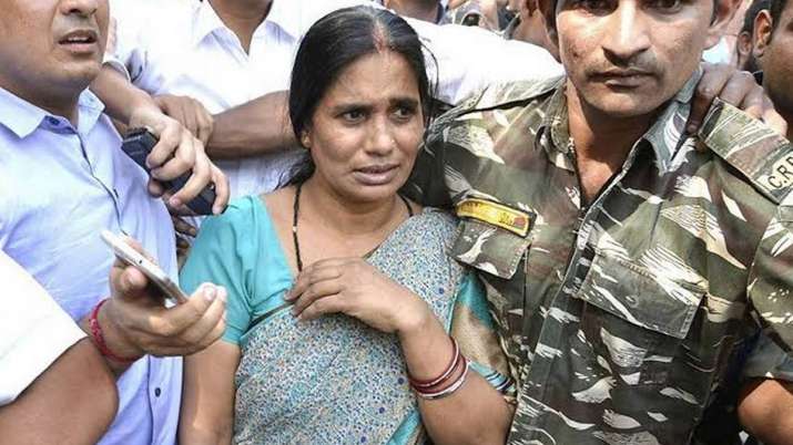 उन्नाव की बेटी की मौत पर पूरे देश में गुस्सा, निर्भया की मां ने की केस दिल्ली ट्रांसफर करने की मांग उन्नाव की बेटी की मौत पर पूरे देश में गुस्सा, निर्भया की मां ने की केस दिल्ली ट्रांसफर करने की मांग- India TV