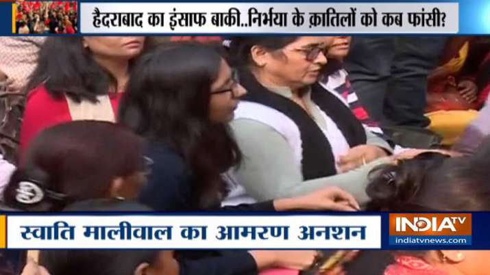 हैदराबाद गैंगरेप-हत्या मामला: देश में बढ़ते आक्रोश के बीच अनशन पर बैठी स्वाति मालीवाल हैदराबाद गैंगरेप-हत्या मामला: देश में बढ़ते आक्रोश के बीच अनशन पर बैठी स्वाति मालीवाल- India TV