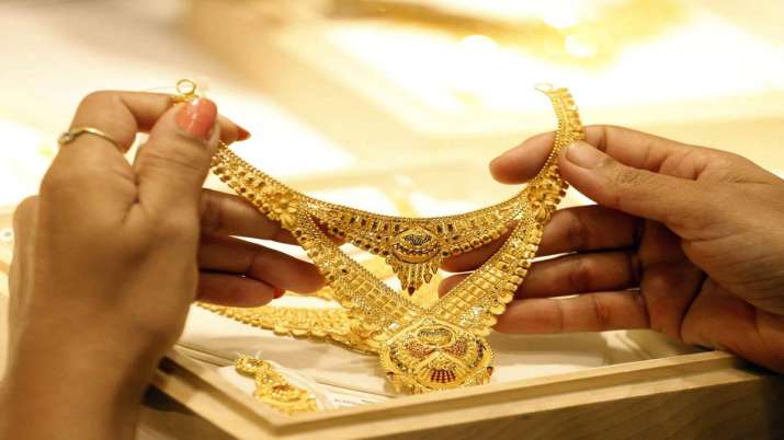 Gold jumps Rs 332 on positive global trend Gold jumps Rs 332 on positive global trend- India TV Paisa