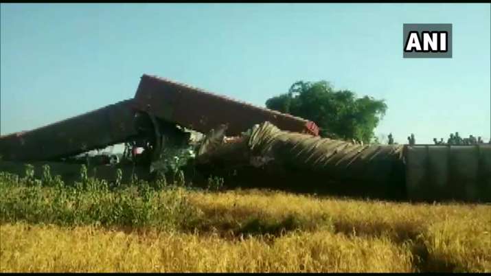 7 wagons of a goods train derailed near Naharkatia... 7 wagons of a goods train derailed near Naharkatia...- India TV