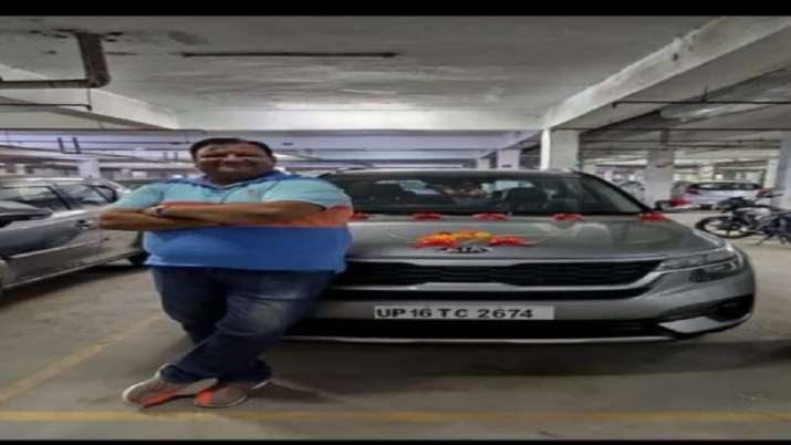 Greater Noida Murder after robbery near Gaur City, car... Greater Noida Murder after robbery near Gaur City, car...- India TV