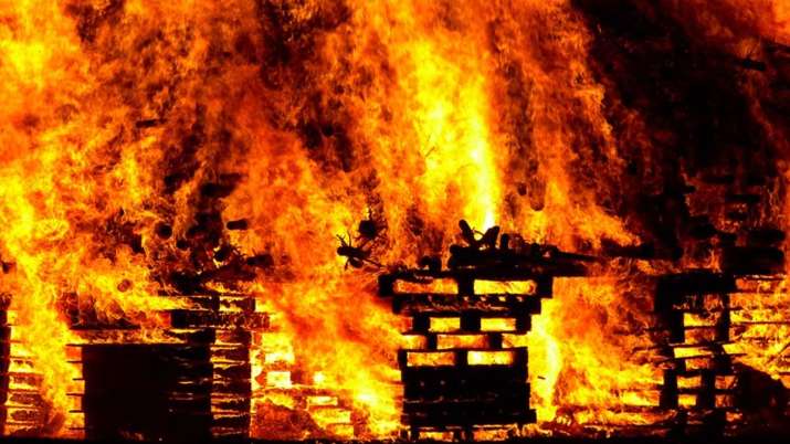 Delhi Fire, Delhi Peeragarhi Fire, Delhi Peeragarhi Battery Factory Fire, Delhi Peeragarhi Factory, Delhi Fire, Delhi Peeragarhi Fire, Delhi Peeragarhi Battery Factory Fire, Delhi Peeragarhi Factory, - India TV