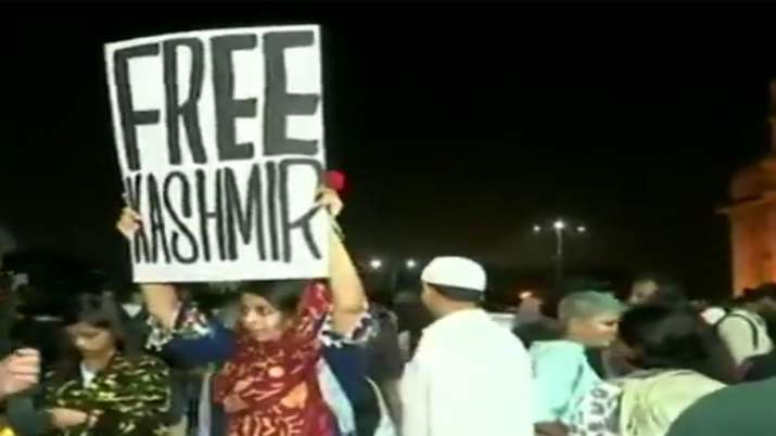 JNU हिंसा के विरोध में प्रदर्शन के दौरान मुंबई में दिखा 'फ्री कश्मीर' का पोस्टर, मचा सियासी बवाल JNU हिंसा के विरोध में प्रदर्शन के दौरान मुंबई में दिखा 'फ्री कश्मीर' का पोस्टर, मचा सियासी बवाल- India TV