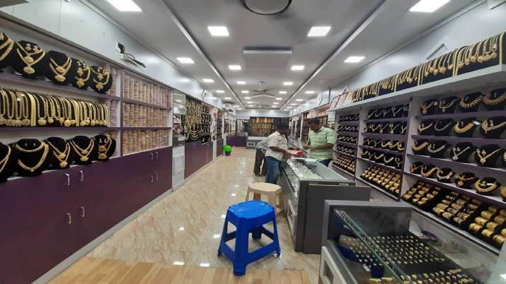 Gold zooms Rs 752 on strong global trends, weak rupee Gold zooms Rs 752 on strong global trends, weak rupee- India TV Paisa