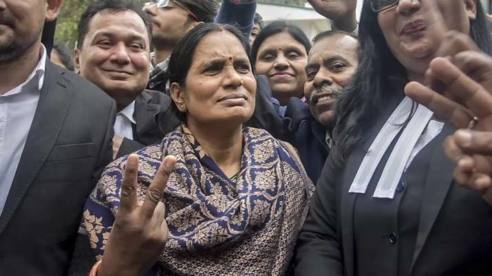 वे कोई भी याचिका दायर करें हम लड़ने को तैयार हैं, जरूर होगी 22 जनवरी को फांसी: निर्भया की मां वे कोई भी याचिका दायर करें हम लड़ने को तैयार हैं, जरूर होगी 22 जनवरी को फांसी: निर्भया की मां- India TV