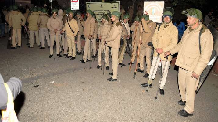Policemen at out side of the JNU Policemen at out side of the JNU- India TV