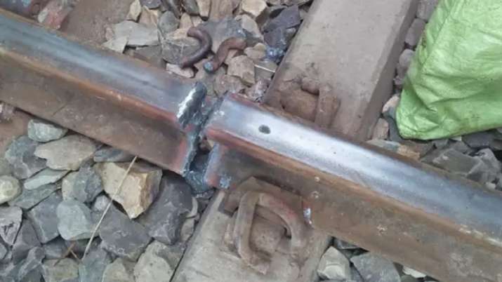 लव मैरेज से परेशान शख्स ने काटा रेलवे ट्रैक लव मैरेज से परेशान शख्स ने काटा रेलवे ट्रैक- India TV